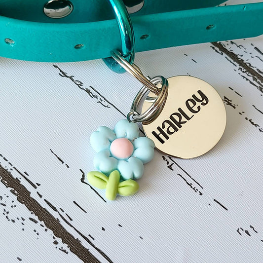 Keyring or collar charm. BLUE DAISY